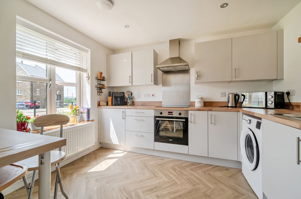 Property photo 2 of 24 1463252-13-6A16Ea...