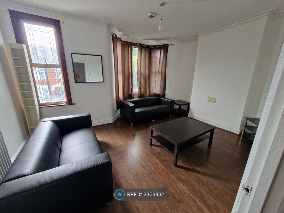 Property photo 3 of 7 Living Room