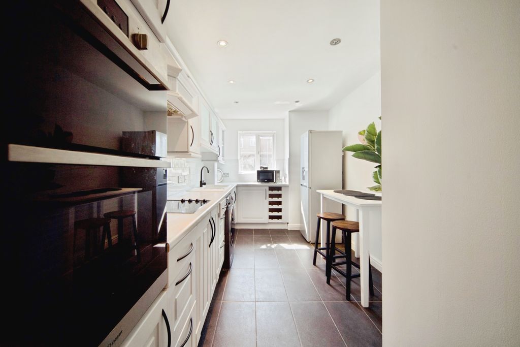Property photo 3 of 7 Kitchen