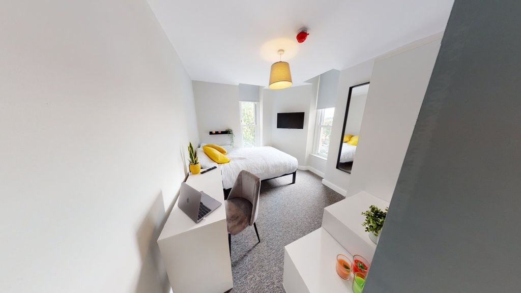 Property photo 1 of 13 A Spacious And Well-Lit Large Double Bedroom, Perf...