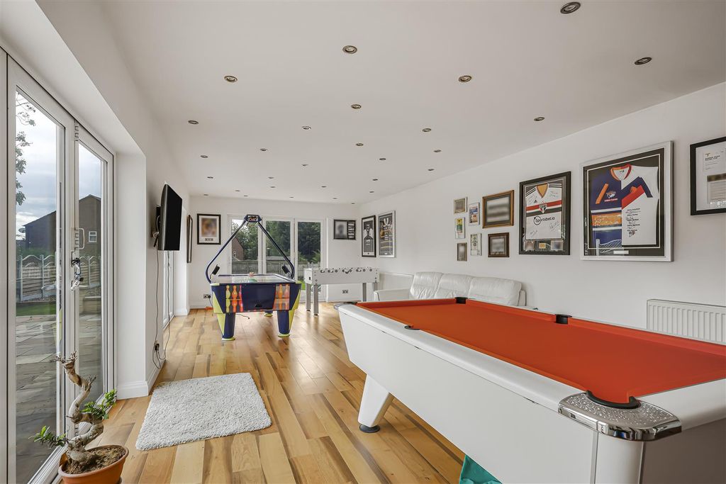 Property photo 3 of 28 Games Room