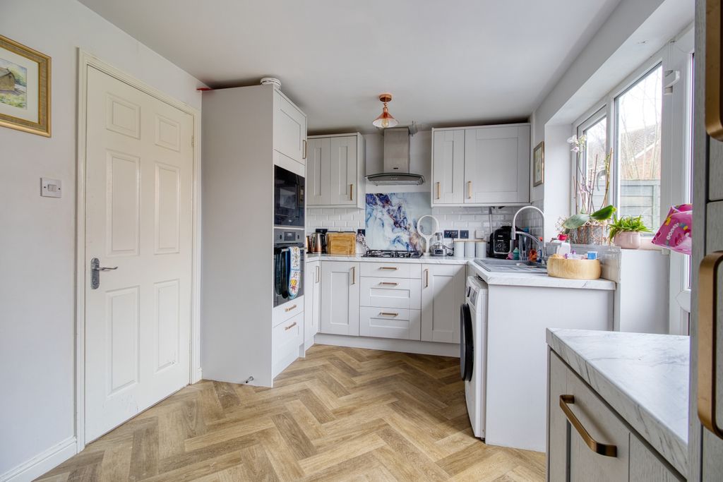 Property photo 2 of 13 Kitchen - Ewemove Swindon South