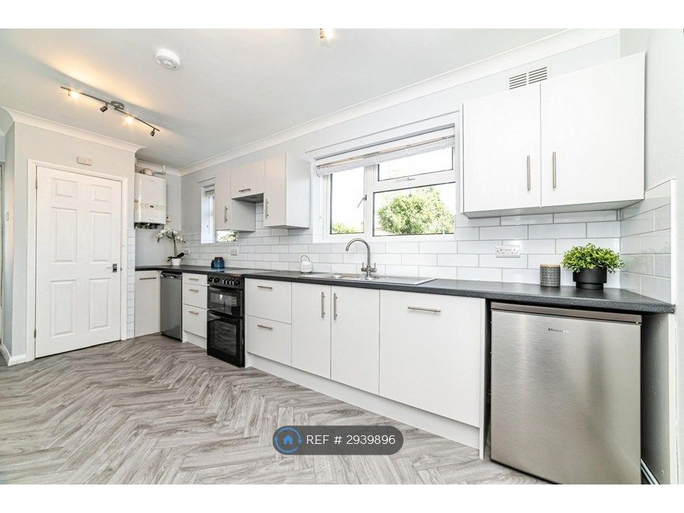 Property photo 2 of 10 Kitchen