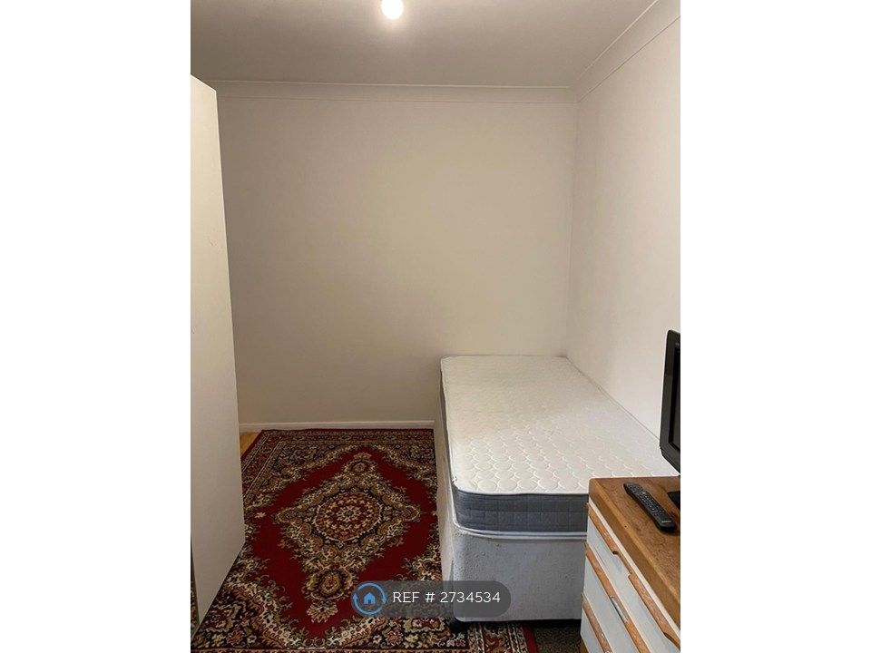 Property photo 3 of 10 Room With Ensuite Bathroom