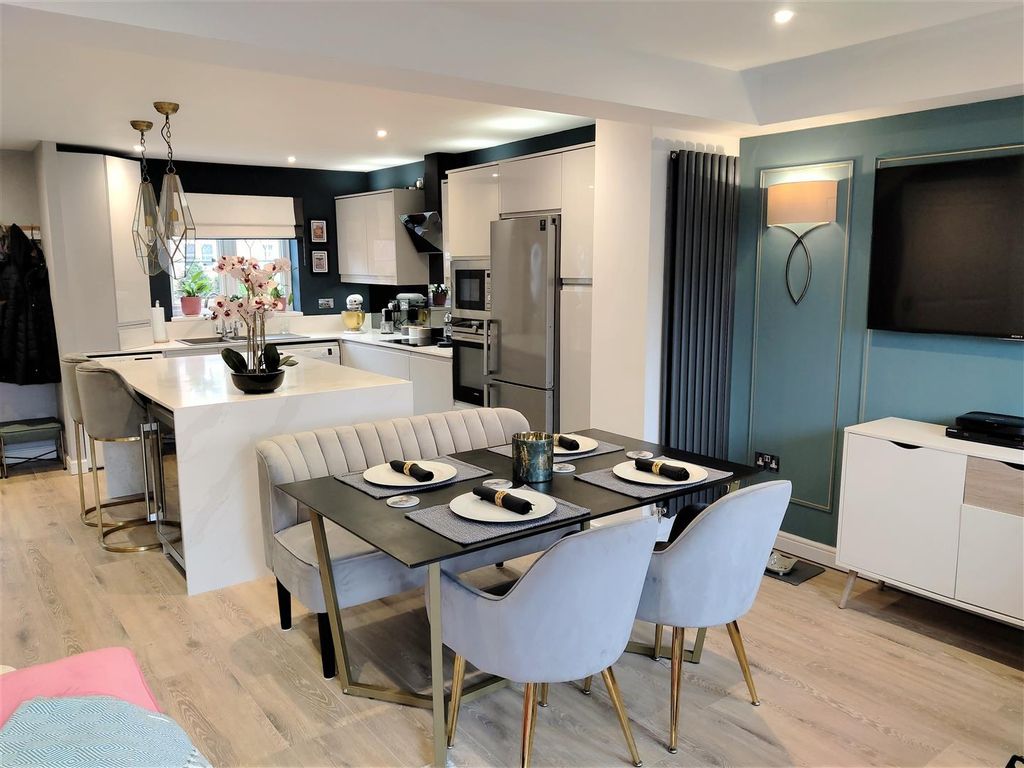 Property photo 3 of 18 Lounge/Diner