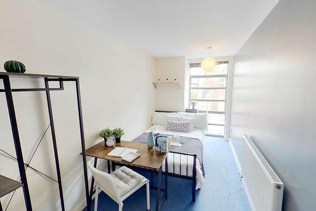 Property photo 1 of 8 A Bright And Inviting Double Bedroom Featuring A c...