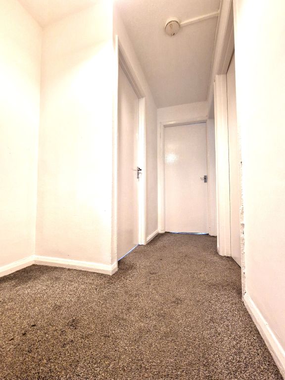 Property photo 2 of 11 Hallway