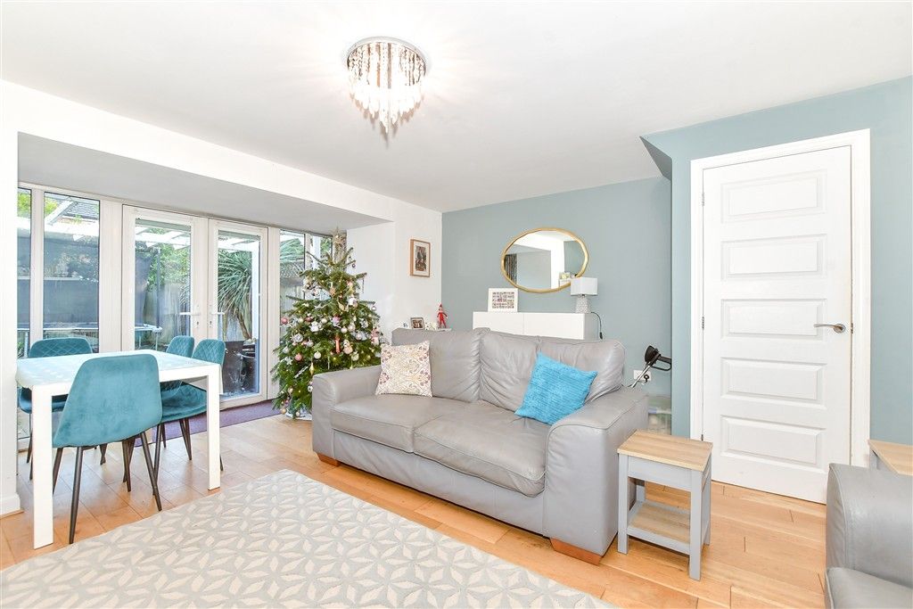 Property photo 3 of 16 Lounge