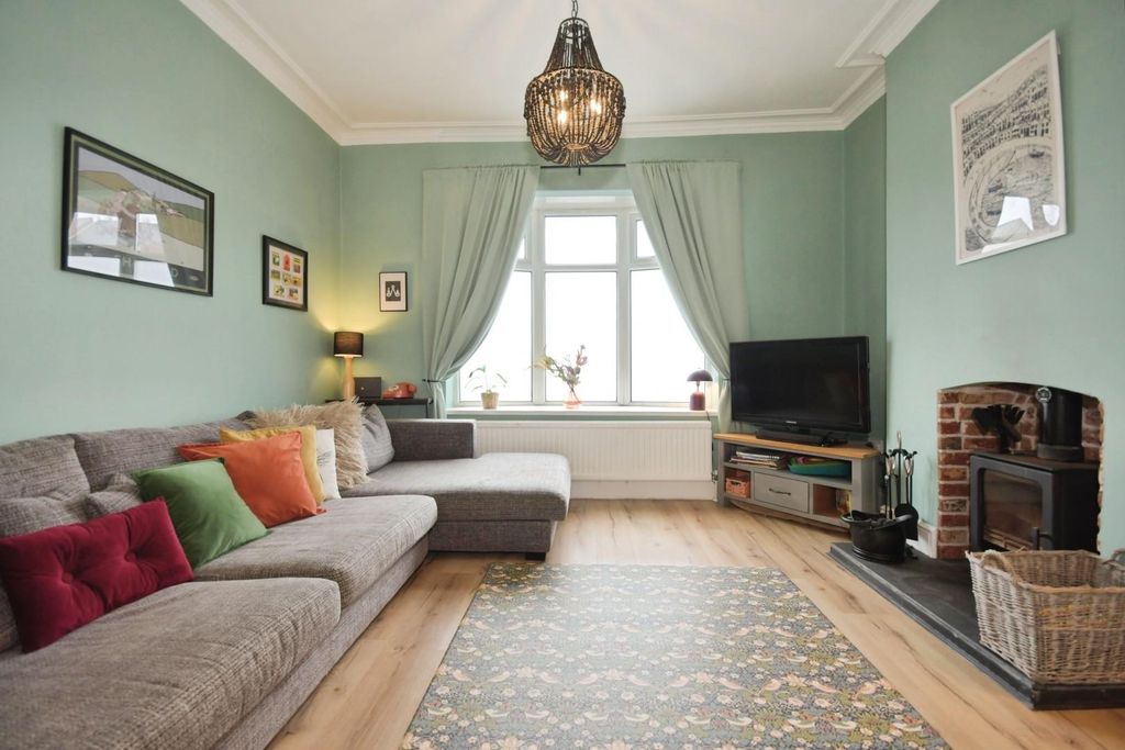 Property photo 2 of 19 Lounge 01.Jpg