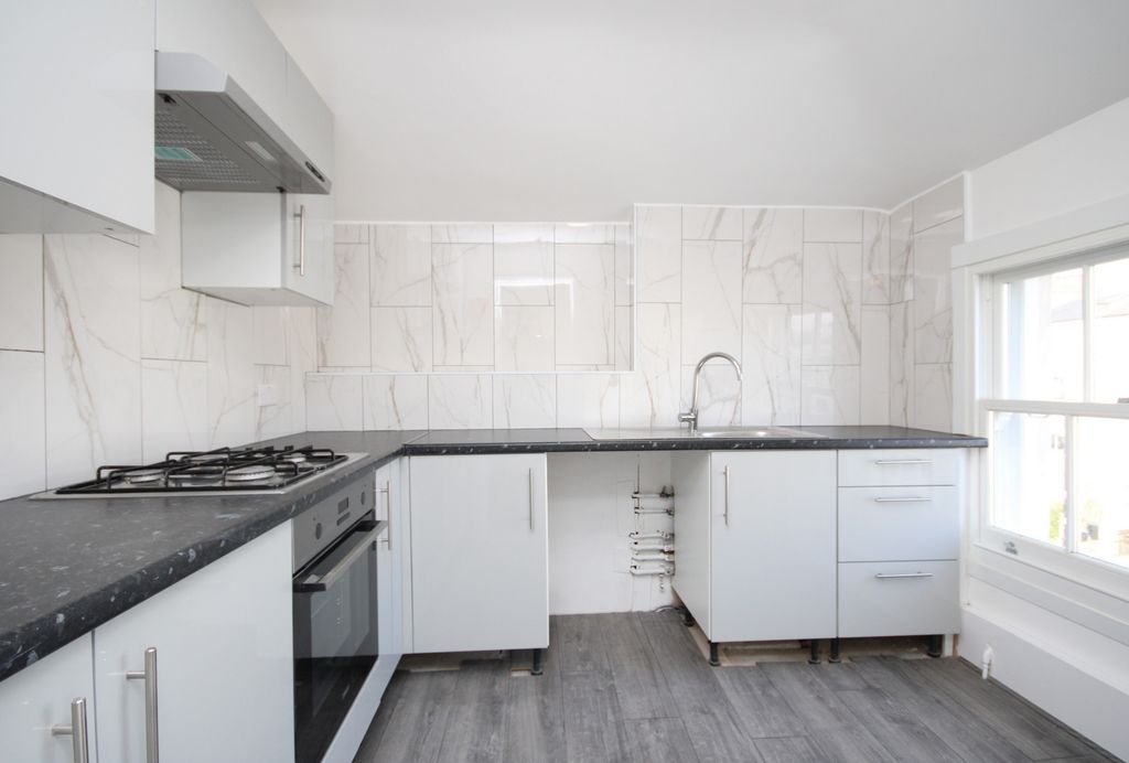 Property photo 3 of 10 Kitchen