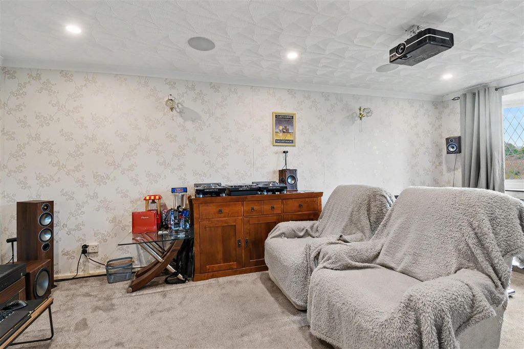 Property photo 3 of 11 Lounge