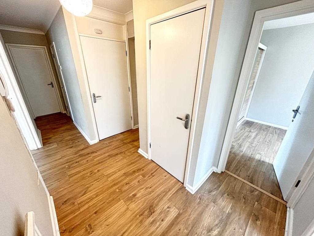 Property photo 3 of 17 Entrance Hall
