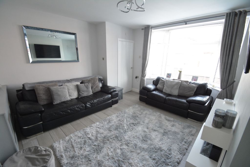 Property photo 3 of 12 Lounge