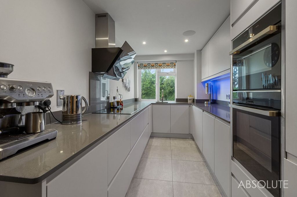 Property photo 3 of 23