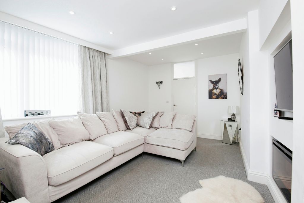 Property photo 1 of 15 Lounge