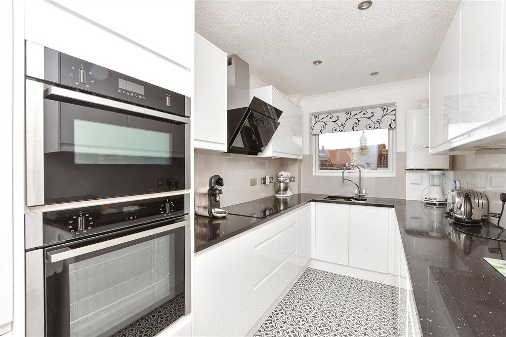 Property photo 2 of 11 Kitchen