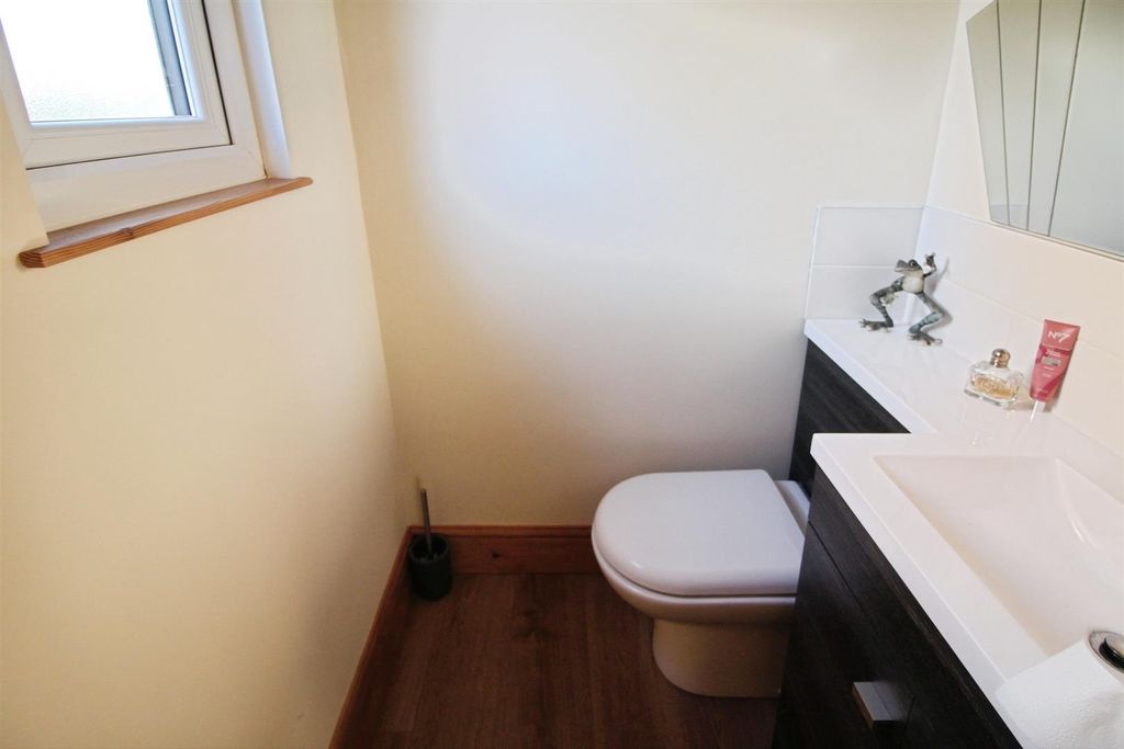 Property photo 3 of 11 Guest W.C