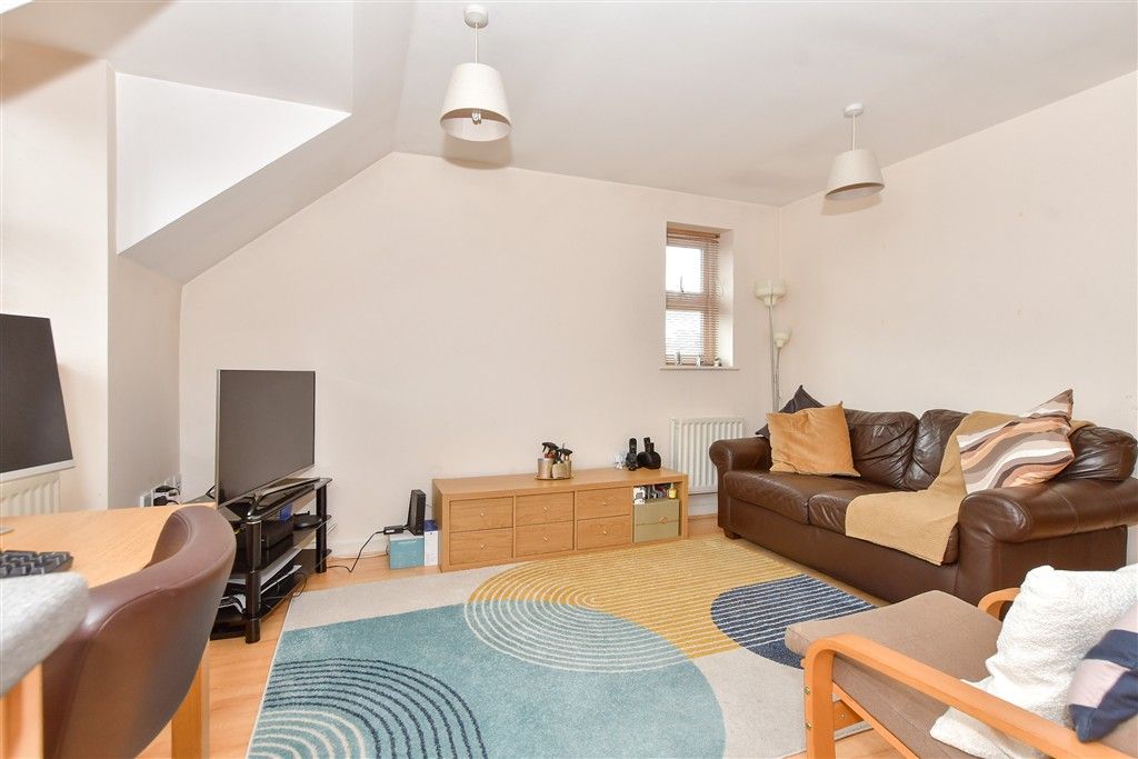 Property photo 1 of 9 Lounge