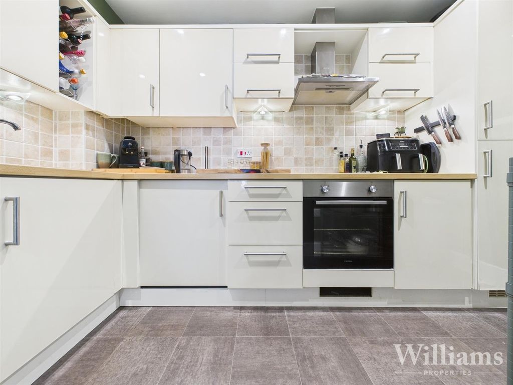 Property photo 2 of 12 Cam04950G0-Pr0039-Still008.Jpg