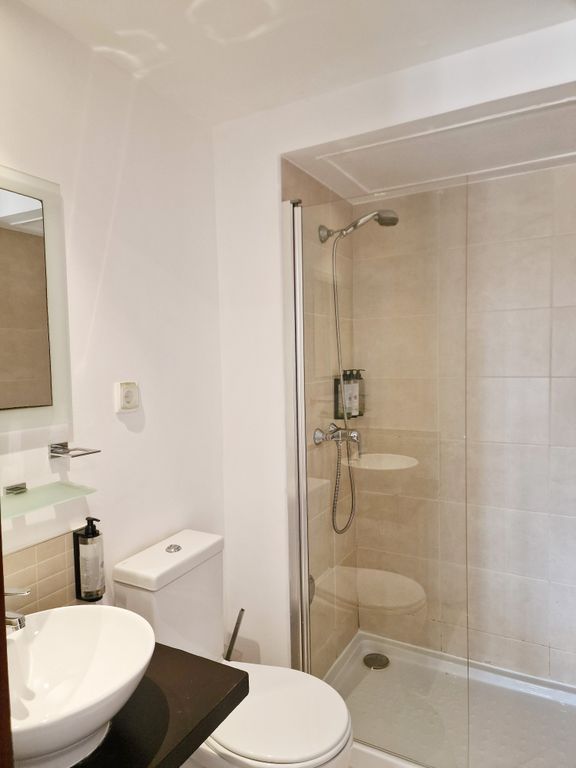 Property photo 2 of 9 En-Suite Master Bathroom