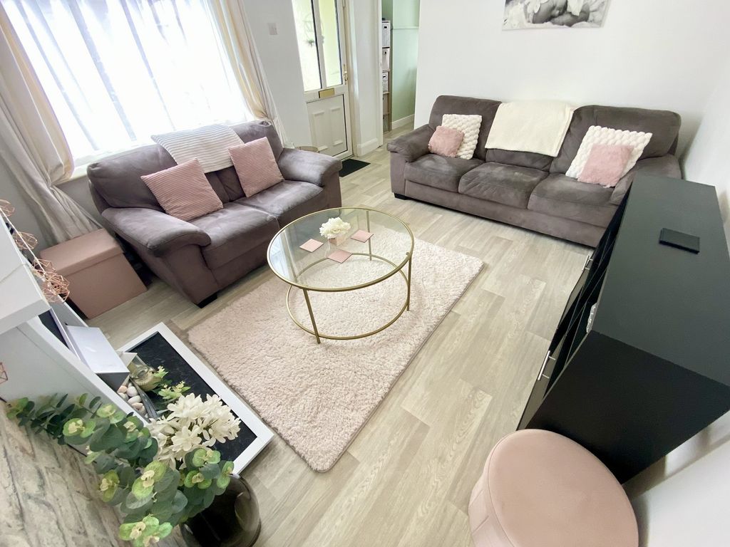 Property photo 3 of 14 Lounge