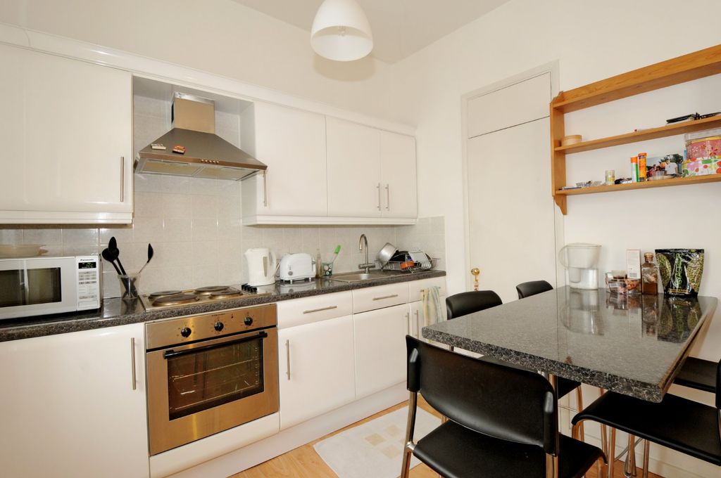 Property photo 3 of 6 Kitchen
