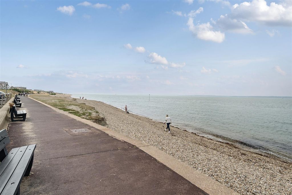 Property photo 2 of 16 Lee On The Solent Beach