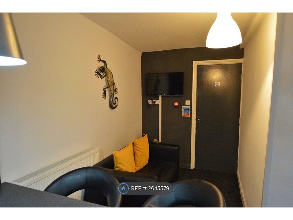 Property photo 3 of 12 Breakfast Bar & Seating