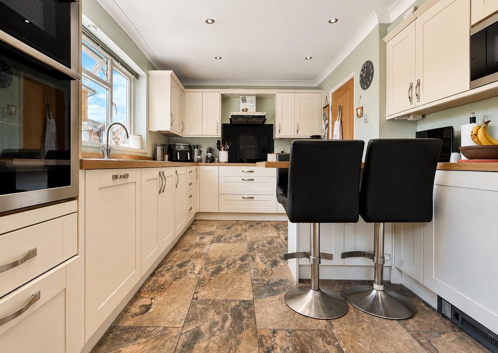 Property photo 2 of 29 6E80F548-4182-4Db0-Aff2-Fb3B00Ddf4B4.Png