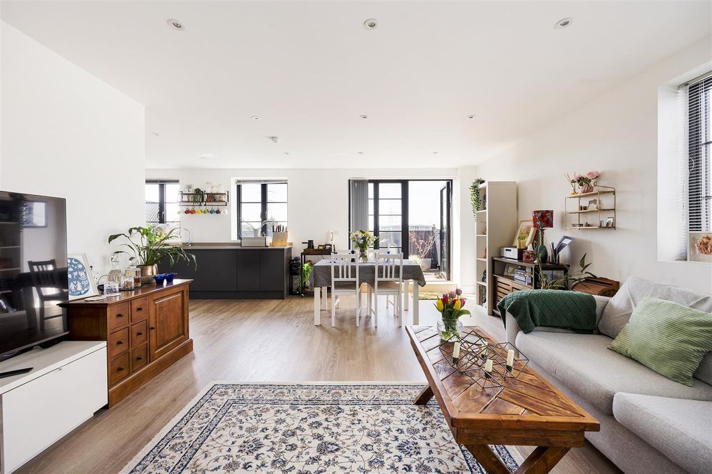 Property photo 2 of 36 Maybank Road, E18