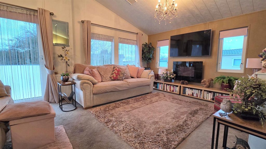 Property photo 3 of 9 Lounge