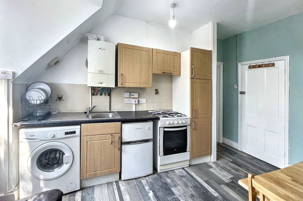 Property photo 3 of 22 Flat 4A, 23 Burnt Ash Lane, Bromley, Kent, Br1 4Dj