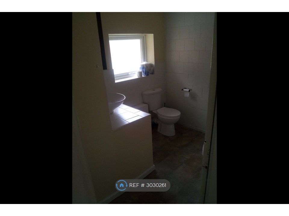 Property photo 2 of 7 White Bathroom Suite