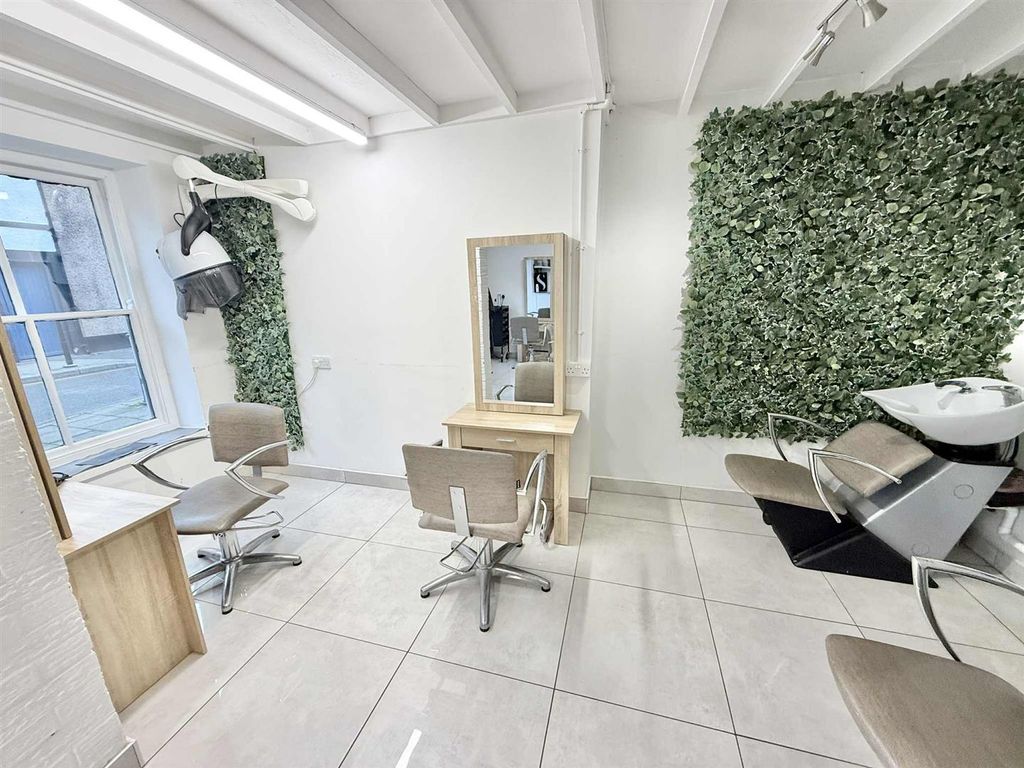 Property photo 3 of 9 Salon1.Jpg