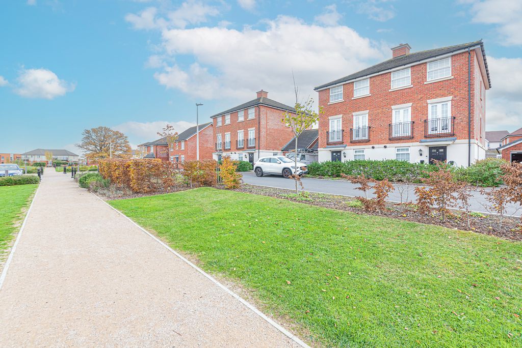 Property photo 3 of 3 Communal Path