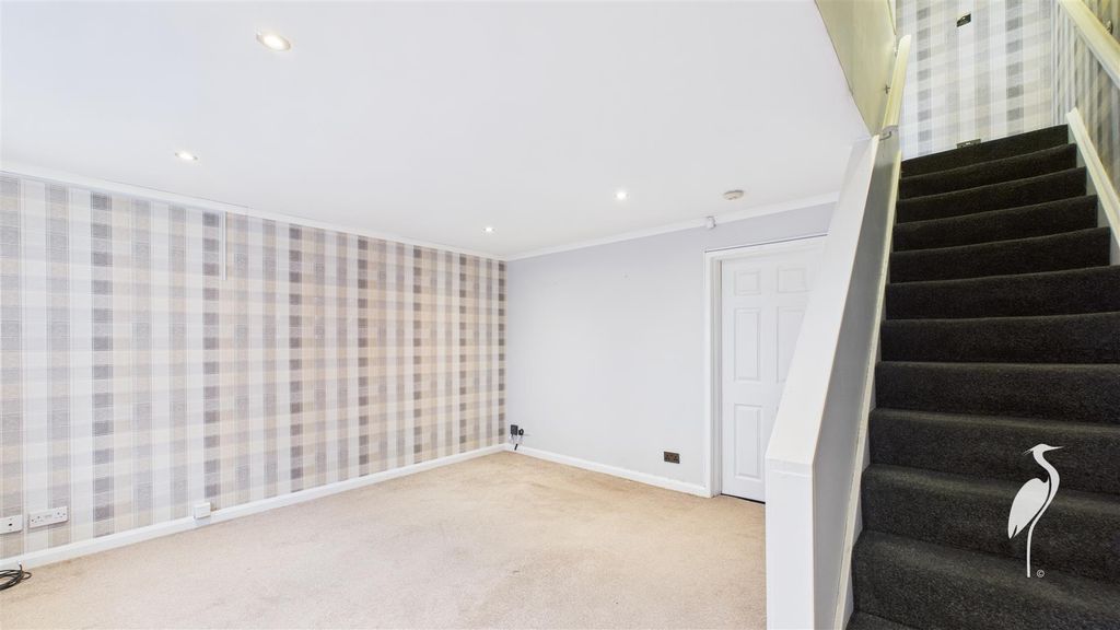 Property photo 3 of 12 Lounge