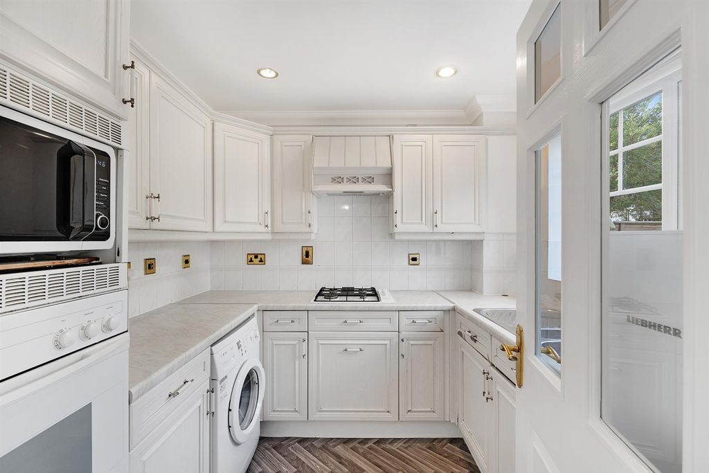 Property photo 3 of 12 Kitchen
