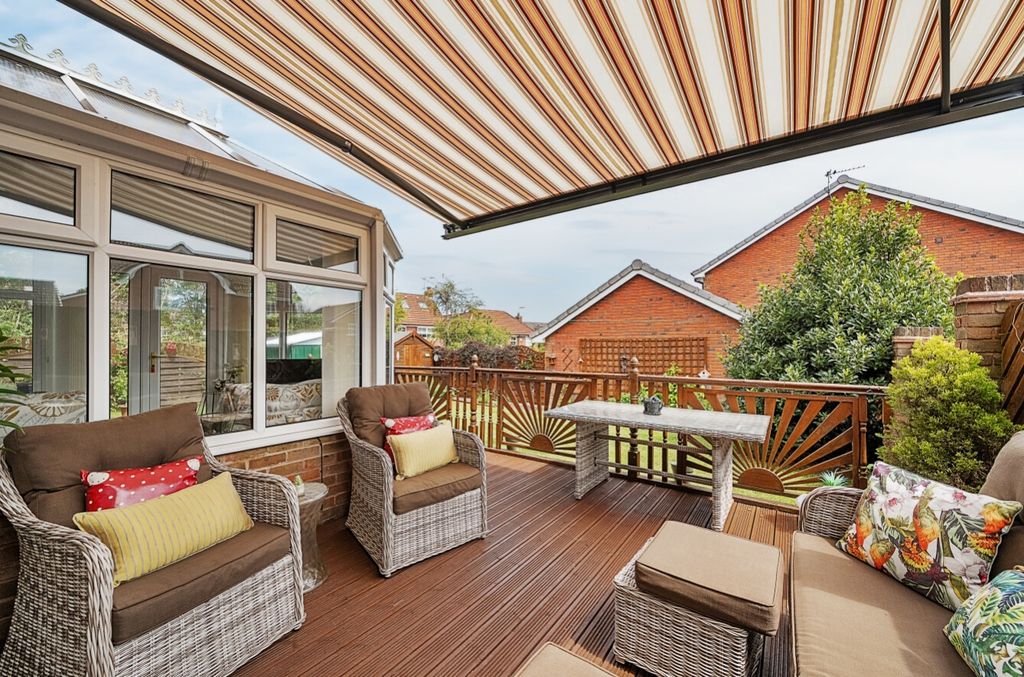 Property photo 3 of 28 Ewemove Harrogate Decking1