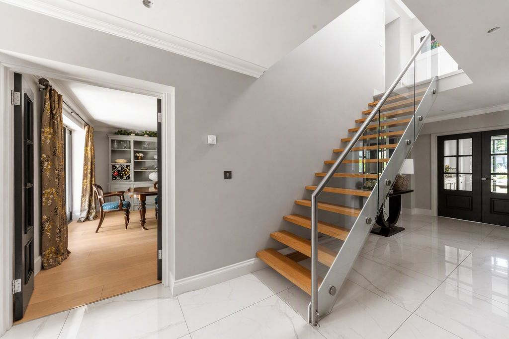 Property photo 2 of 21 Entrance Hall