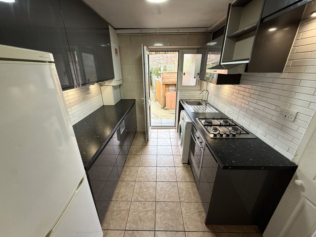 Property photo 3 of 9 Fitted Kitchen