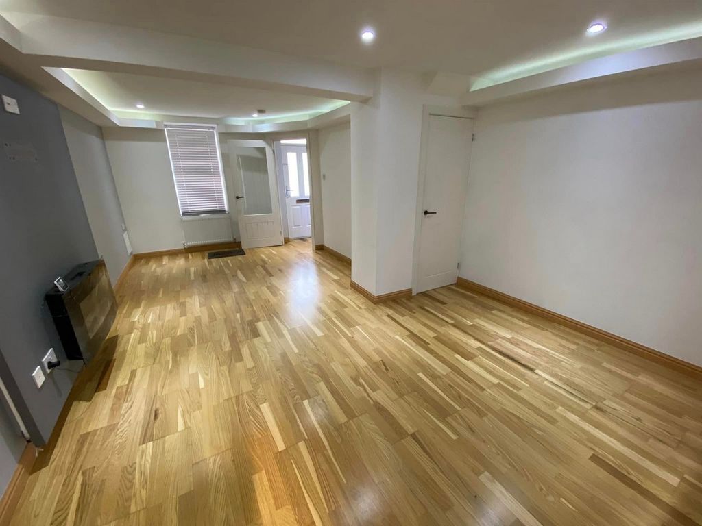 Property photo 3 of 12 Picture 3