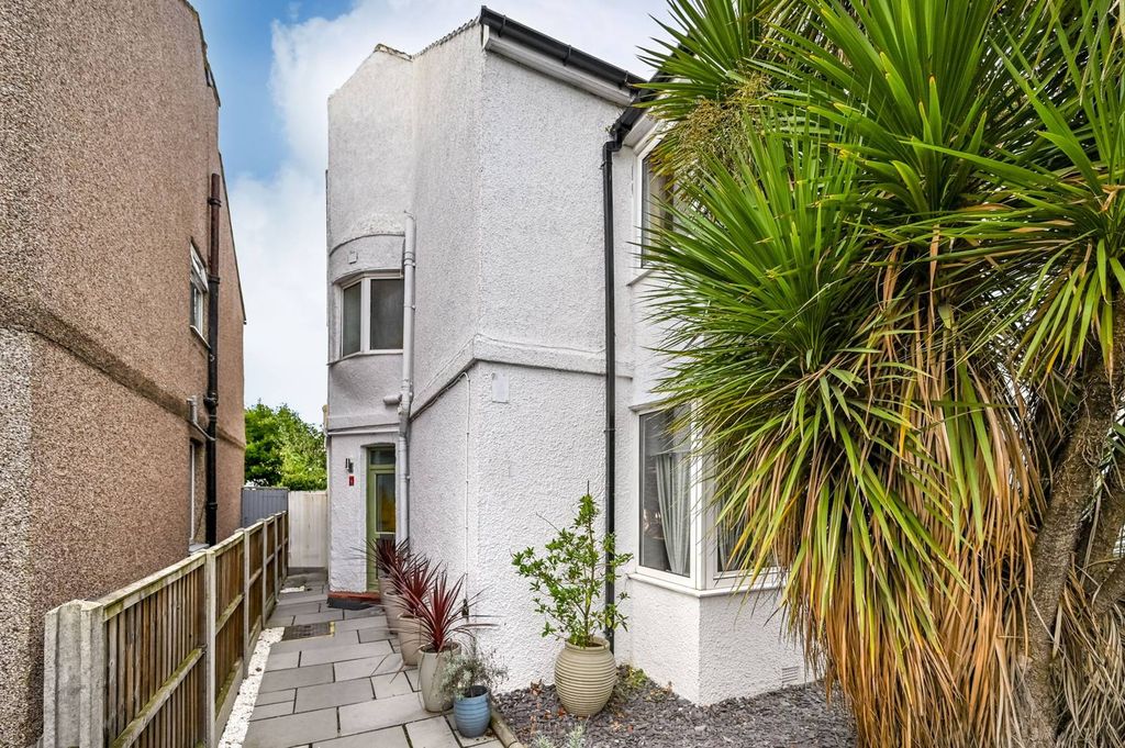 Property photo 2 of 21