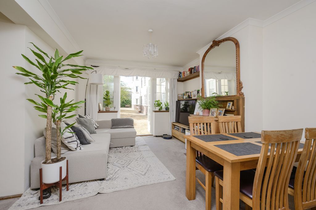 Property photo 2 of 8 Reception