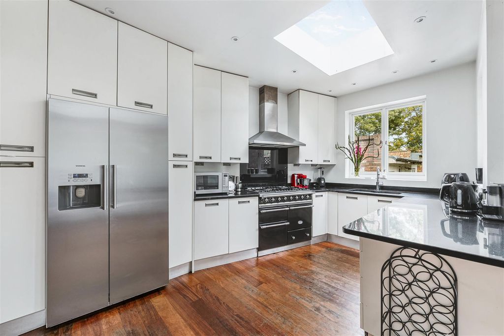 Property photo 3 of 19 Lexden Road-6.Jpg