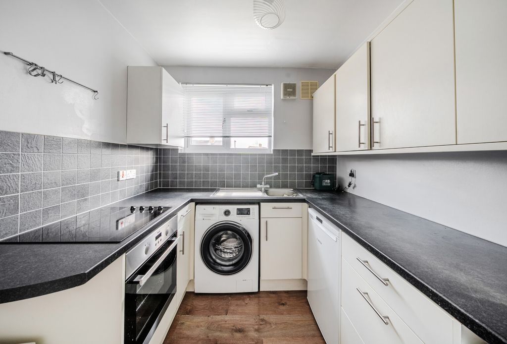Property photo 3 of 8 1435955-10-69c521...