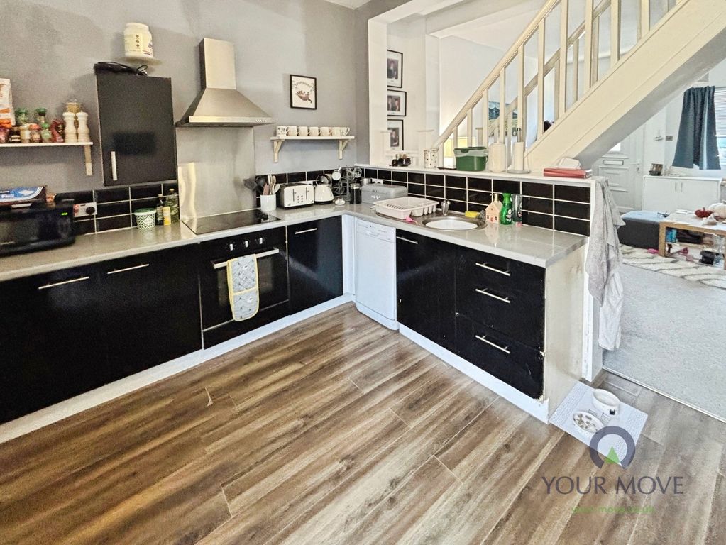 Property photo 3 of 11 Kitchen