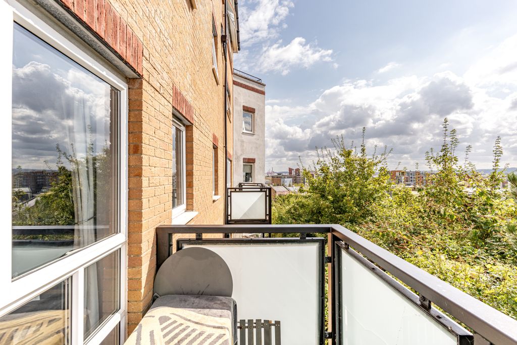 Property photo 2 of 18 A7402954-15