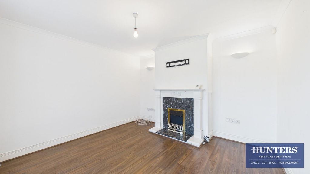 Property photo 3 of 17 Living Room