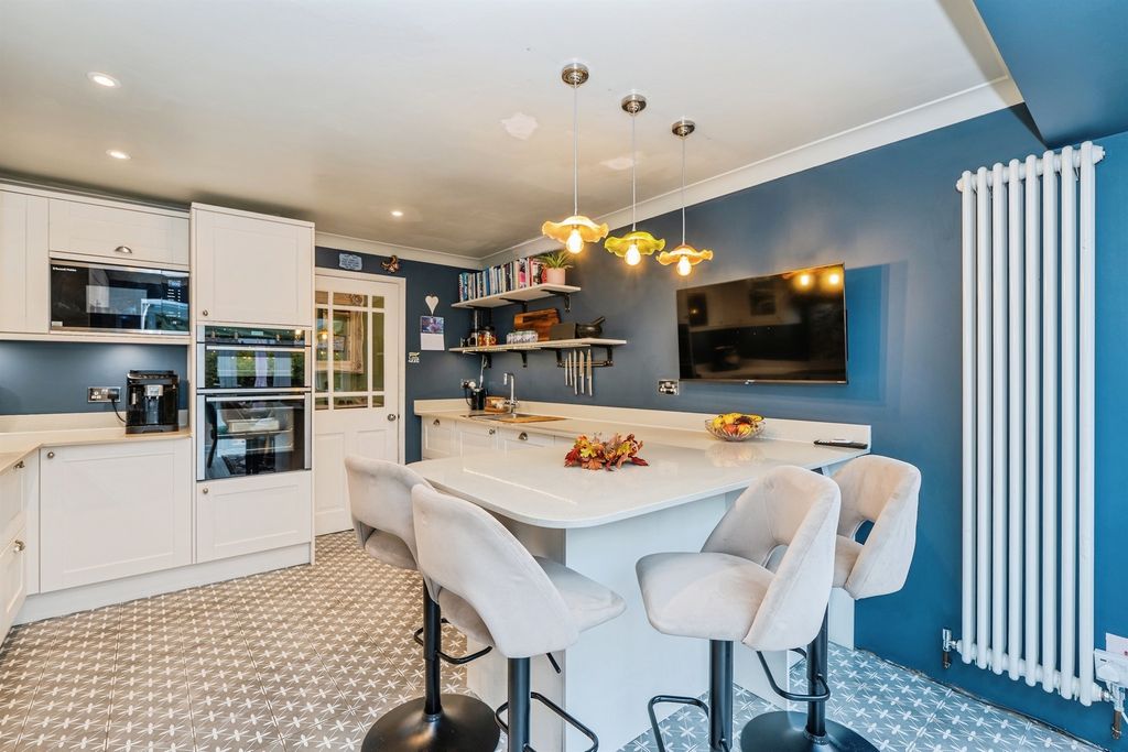 Property photo 2 of 17