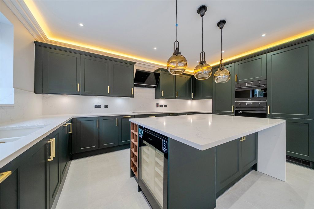 Property photo 2 of 16 Picture No. 27